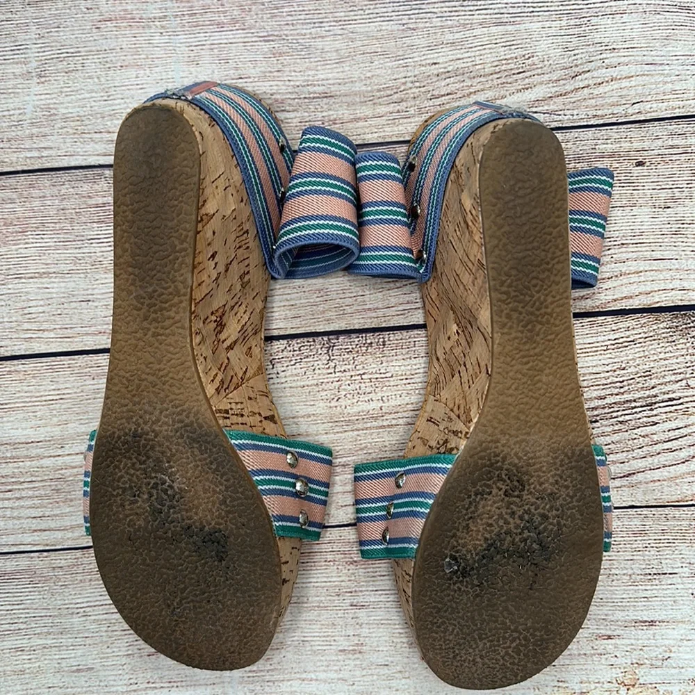 JustFab Stretchy Elastic Straps Blue and Pink Striped Wedges Size 8